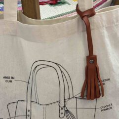 Bijou de sac avec pompon en cuir