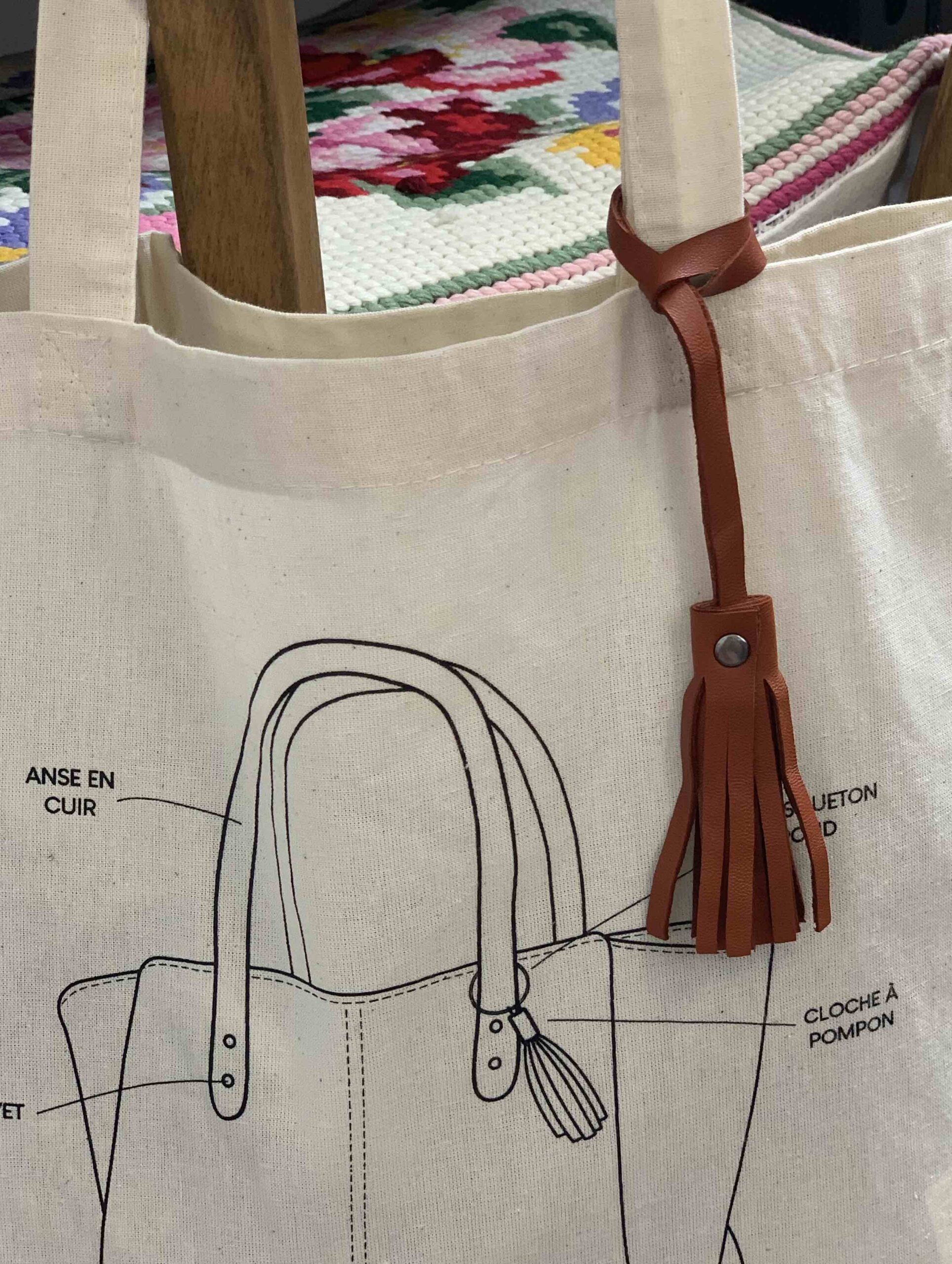 Bijou de sac avec pompon en cuir