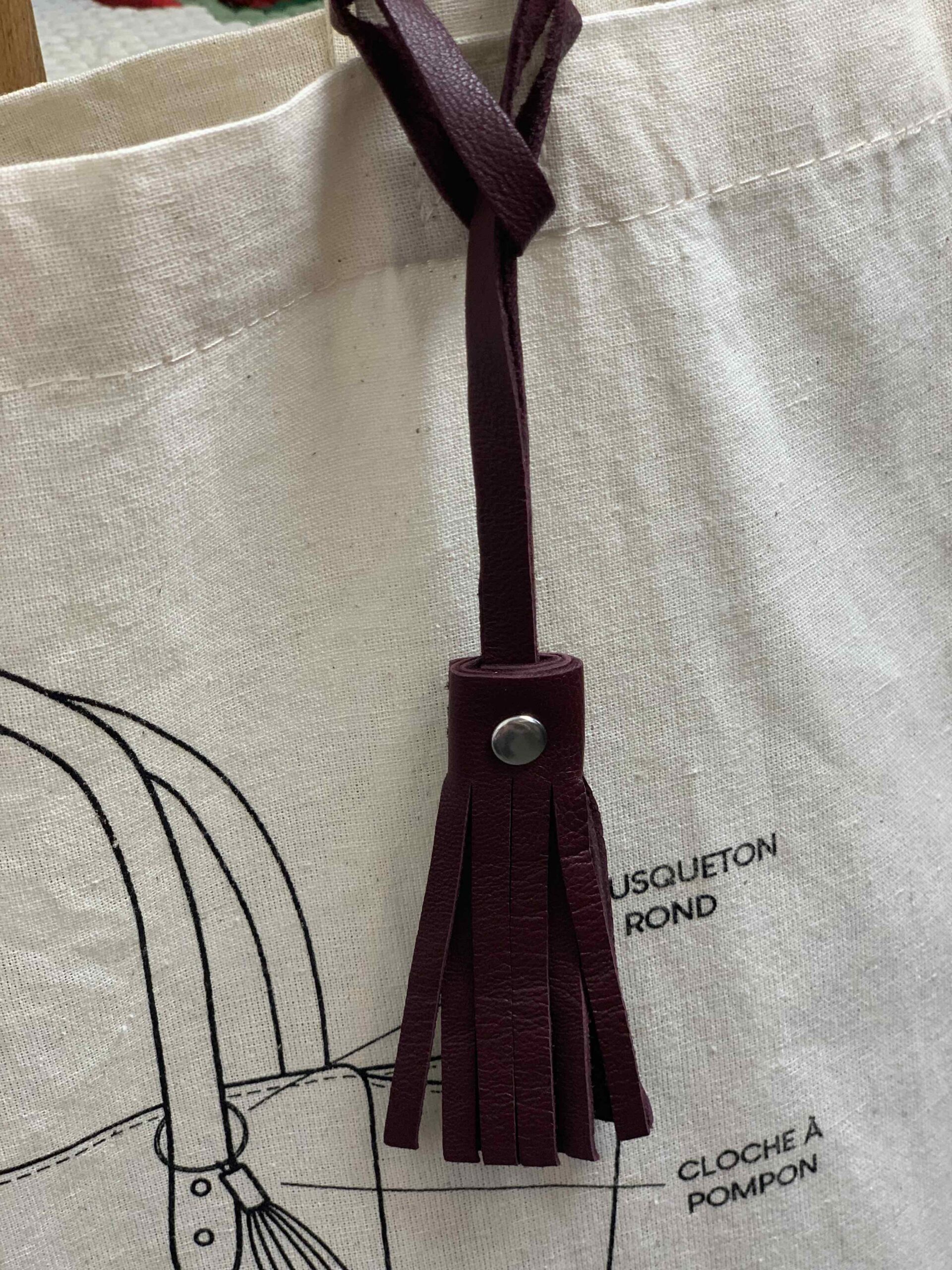 Bijou de sac avec pompon en cuir – Image 2