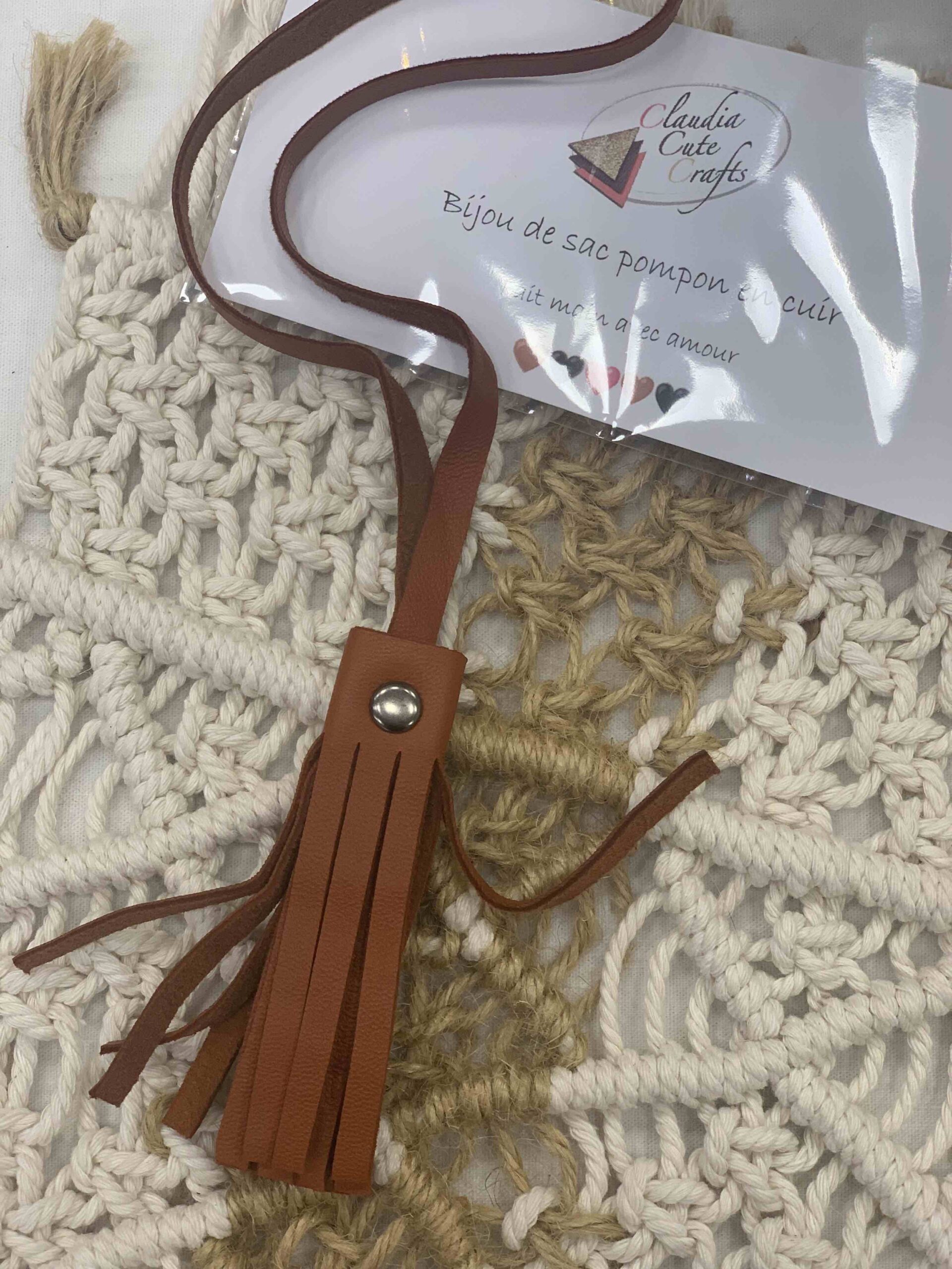 Bijou de sac avec pompon en cuir – Image 3