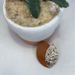 Pin's double feuilles doré