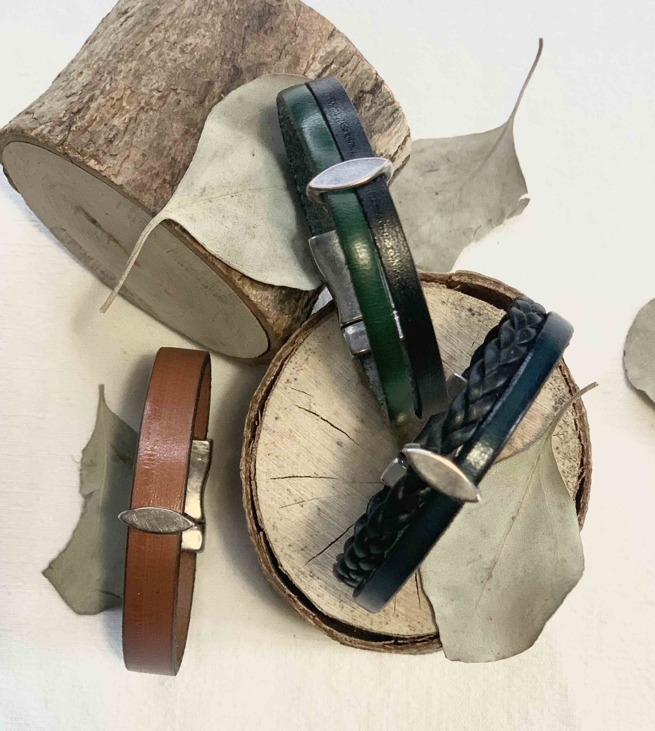 Bracelet de cuir & poussoir feuille